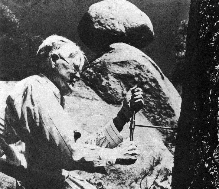 Д-р Е. Е. Дъглас, откривател на метода за датиране по годишните кръгове на дървесното стебло, взема проба за изследване. Използваните за тази цел кухи свредели се произвеждат единствено от едно малко частно шведско предприятие и дават възможност да бъдат получавани проби във вид на тънки пръчици (cores), по които могат да бъдат разчетени годишните кръгове. Това е единственият метод, с чиято помощ само по едно парче дори овъглено дърво може да бъде датиран строежът на сграда с точност до година — в особено благоприятни случаи и отпреди нашата ера. daglas_vzema_probi.jpg